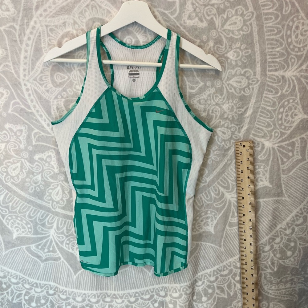 NIKE WHITE GREEN CHEVRON M MEDIUM ATHLETIC TANK TOP